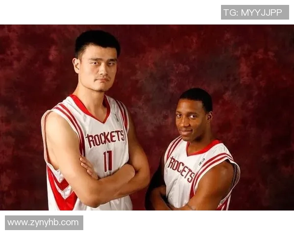 火箭队传奇马丁与姚明的辉煌岁月与篮球梦想交织的故事