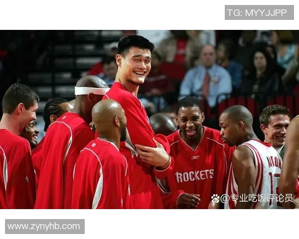 姚明在篮球场上与年轻球员单挑展现技巧与风采的精彩瞬间 姚明在篮球场上与年轻球员单挑展现技巧与风采的精彩瞬间