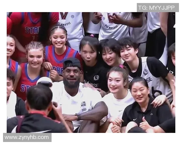 詹姆斯与足球明星同框合影展现跨界友谊与运动精神的精彩瞬间 詹姆斯与足球明星同框合影展现跨界友谊与运动精神的精彩瞬间
