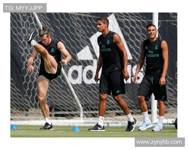 足球明星展现完美大腹肌高清照片引领健身潮流与时尚风尚