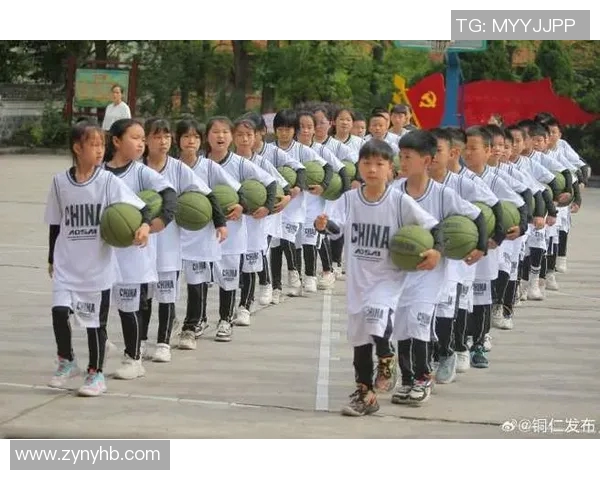 篮球明星亲自送小孩篮球传递运动精神激励未来之星